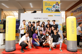3.000 tân sinh viên ĐH HUTECH và Văn Lang 'cháy hết mình' cùng Realme