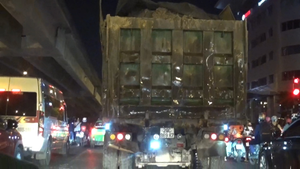 Video: Kinh hãi xe quá khổ, chở bùn đất từ các dự án 'thải bậy' khắp phố Thủ đô