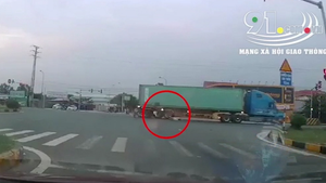 Clip: Vượt đèn đỏ, xe máy tông thẳng vào container, tài xế nằm bất động tại chỗ