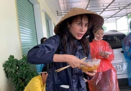 Dân mạng xót xa chia sẻ ảnh Thủy Tiên bơ phờ đứng ăn vội mỳ gói khi đi cứu trợ 