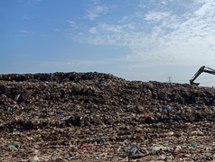 Bốc dỡ 30.000 tấn rác từ Trà Vinh đưa sang Cần Thơ xử lý