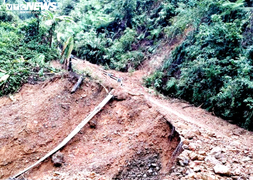 Trực thăng thả hơn 1,5 tấn hàng cứu trợ dân vùng lũ ở Quảng Trị