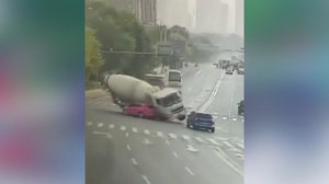 Đột ngột dừng lại giữa ngã tư, ô tô con bị xe bồn đè bẹp, hai người chết tại chỗ