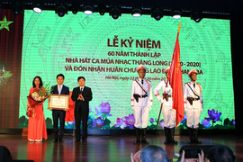 Nhà hát Ca múa nhạc Thăng Long đón nhận Huân chương Lao động hạng Ba