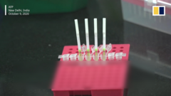 Video: Cận cảnh que test nhanh COVID-19 tại Ấn Độ