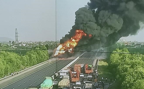 Xe bồn bốc cháy ngùn ngụt trên cao tốc Hà Nội - Hải Phòng