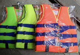 Video: Một vòng Hà Nội mua áo phao, chủ tiệm đều báo 'cháy hàng'