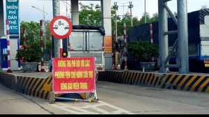 Tạm dừng thu phí trạm BOT với xe chở hàng cứu trợ về 'rốn lũ' miền Trung