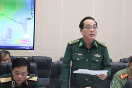 Tàu đánh cá chết máy, 5 ngư dân mắc kẹt giữa tâm bão số 8