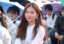 Hút hồn vẻ đẹp nữ sinh Đại học Sư phạm Hà Nội trong tà áo dài ngày khai giảng