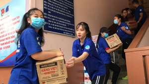 Thành Đoàn TP.HCM chuyển 20 tấn nhu yếu phẩm đến người dân vùng lũ miền Trung