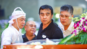 NSND Thành Lộc, MC Quyền Linh viếng NSND Lý Huỳnh