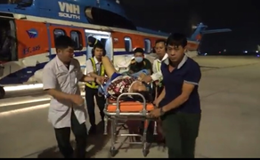 Trực thăng đưa 2 quân nhân gặp nạn trên đảo Sinh Tồn về đất liền cấp cứu