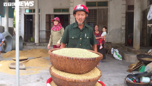 Lũ chưa rút hết, dân Hà Tĩnh lại lo chuyển đồ tránh bão số 8