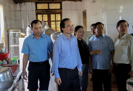 Bộ trưởng Phùng Xuân Nhạ thăm, động viên thầy trò vùng lũ miền Trung