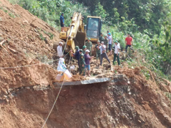 Giăng dây cáp qua miệng vực đưa hàng cứu trợ cho dân bản bị cô lập ở Quảng Trị