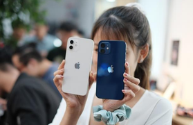 'Đập hộp' chiếc iPhone 12 đầu tiên về Việt Nam