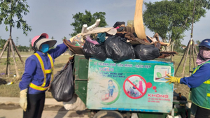 Ngổn ngang rác thải sau trận lũ kinh hoàng ở Hà Tĩnh