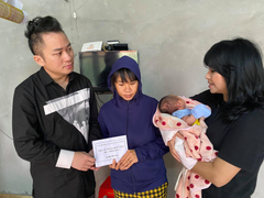 Thanh Lam - Tùng Dương trực tiếp tặng tiền mặt cho các hộ gia đình ở Hà Tĩnh