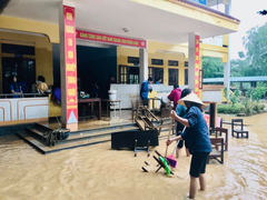 Trường lớp tan hoang sau lũ, giáo viên nỗ lực khắc phục sớm đón học sinh