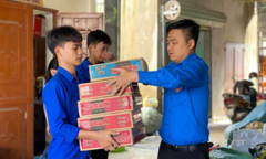 Học sinh, giáo viên cả nước đồng loạt ủng hộ cho trẻ em vùng lũ