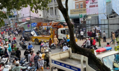 Xe tải lùa hàng loạt xe máy, tông gãy trụ điện