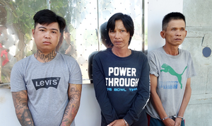 Ép khách hành hương mua 3 cây nhang giá 300.000 đồng