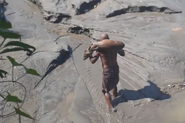 Video: Liều mạng cứu chú hươu mắc kẹt trong đầm lầy tại Ấn Độ