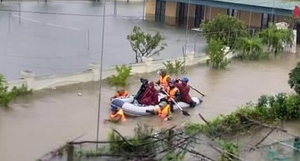 Ảnh: Bộ đội, công an xuyên đêm dầm mình trong mưa lũ đưa dân đến nơi an toàn