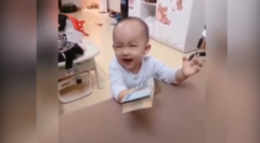 Clip em bé nín khóc ngay khi thấy cọc tiền