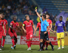 Thua Hà Nội FC, HLV Bình Dương trách trọng tài thổi bất lợi