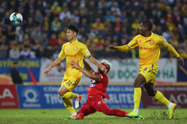 HLV Nam Định: Bóng vào lưới họ vẫn móc ra, chúng tôi phải tự cứu mình