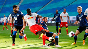 Video: RB Leipzig tiếp đà chiến thắng, giữ ngôi đầu Bundesliga 