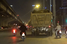 Xe tải ‘thải bậy’ được dung túng, mặc sức tạo bẫy giết người trong đêm Hà Nội