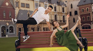 Tung bộ ảnh tuyệt đẹp, Khánh Thi nhắn Phan Hiển: 'Giữ tay em thật lâu'