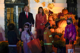 Vợ chồng ông Trump tổ chức tiệc Halloween tại Nhà Trắng bất chấp COVID-19