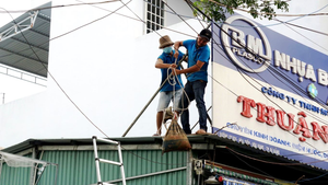 Bão sắp đổ bộ, người Đà Nẵng hối hả chằng chống nhà cửa, di chuyển đồ đạc 