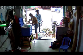 Lại xuất hiện clip nam thanh niên xúi bé trai trộm điện thoại ở TP.HCM