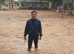 Ảnh: Trường học ngập trong lớp bùn dày nửa mét sau lũ