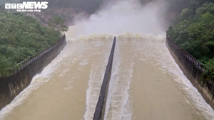 Ảnh: Hồ Kẻ Gỗ xả lũ, đường ngập nặng, nhà dân bị cô lập