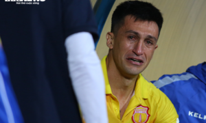 Thua đau đớn lại bị treo giò, cầu thủ Nam Định uất ức khóc nức nở