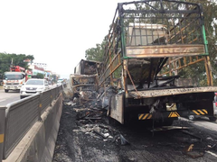 2 xe tải bốc cháy dữ dội trên quốc lộ 1A, tài xế phá cửa thoát ra ngoài