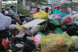 Dân chặn xe vào bãi rác Nam Sơn, rác thải ùn ứ bốc mùi hôi thối khắp phố Hà Nội 