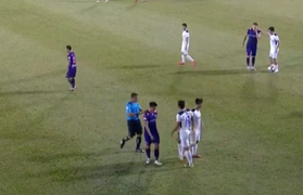 Cầu thủ 'hiền nhất đội Sài Gòn FC' ném bóng thẳng mặt Hồng Duy