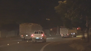 Xe tải 'thải bậy' lại xuất hiện, ngang nhiên vượt đèn đỏ, đi trước xe CSGT