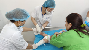 Bé trai 7 tháng tuổi bỏng nặng do bình sữa nóng đổ vào người