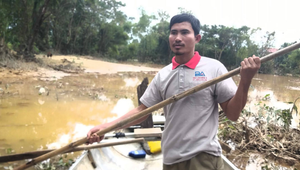 Người hùng vượt lũ dữ xuyên đêm, cứu hơn 300 người mắc kẹt giữa biển nước