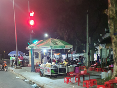 Huế: Coi thường lệnh cấm, thản nhiên tản bộ, buôn bán trước giờ bão số 9 đổ bộ