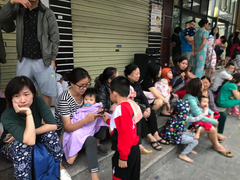 Chung cư ở Hà Nội bốc cháy lúc sáng sớm, cư dân ôm con chạy tán loạn