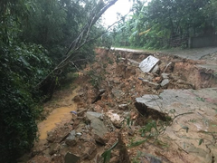 Xuất hiện vết nứt lớn, Hà Tĩnh khẩn cấp di dời dân trước khi bão số 9 đổ bộ